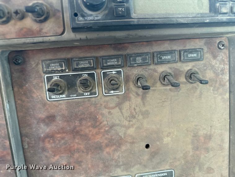 image for item DV2760 2004 Kenworth T800 semi truck