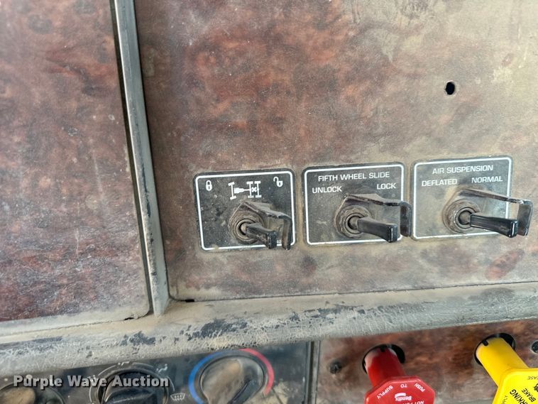 image for item DV2760 2004 Kenworth T800 semi truck