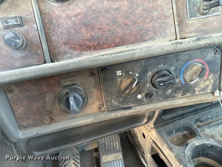 image for item DV2760 2004 Kenworth T800 semi truck