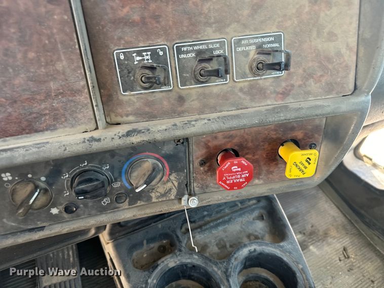 image for item DV2760 2004 Kenworth T800 semi truck