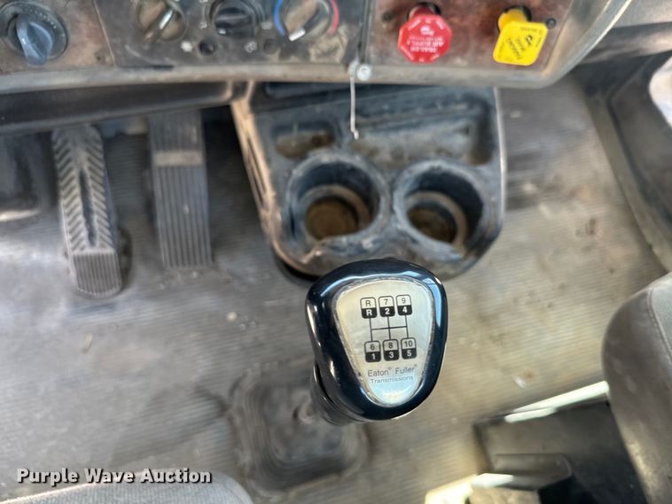 image for item DV2760 2004 Kenworth T800 semi truck