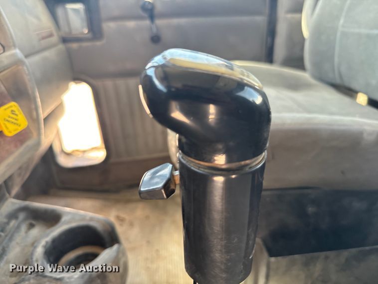 image for item DV2760 2004 Kenworth T800 semi truck