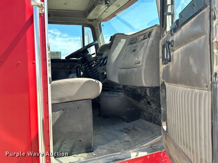 image for item DV2760 2004 Kenworth T800 semi truck