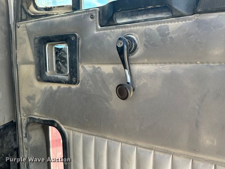 image for item DV2760 2004 Kenworth T800 semi truck