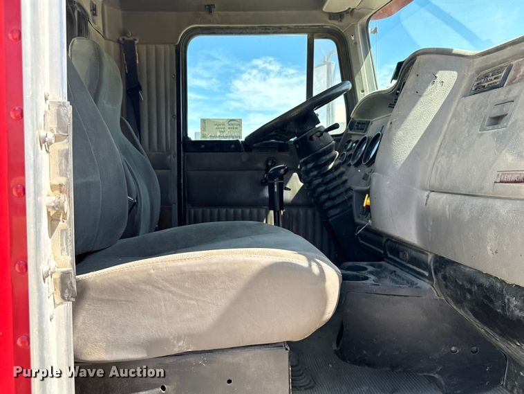 image for item DV2760 2004 Kenworth T800 semi truck