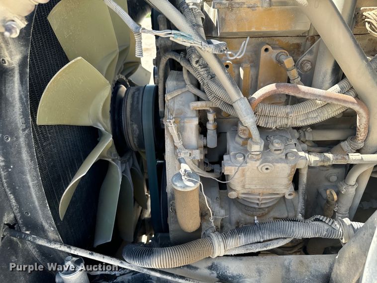 image for item DV2760 2004 Kenworth T800 semi truck