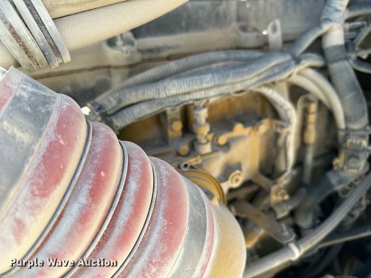 image for item DV2760 2004 Kenworth T800 semi truck