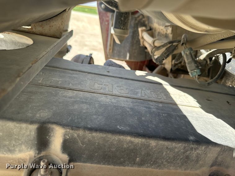 image for item DV2760 2004 Kenworth T800 semi truck