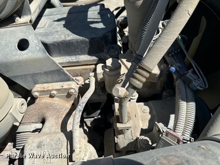 image for item DV2760 2004 Kenworth T800 semi truck