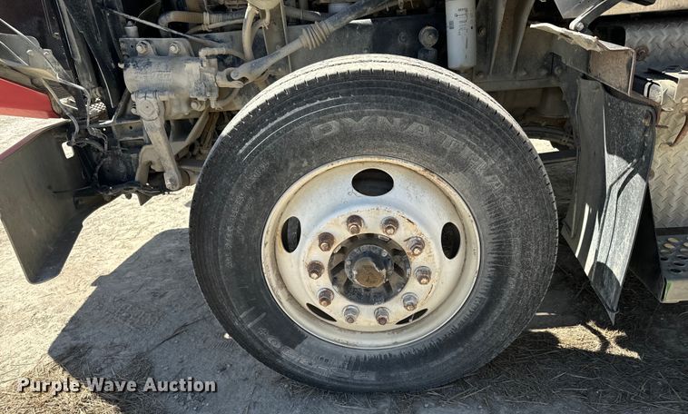 image for item DV2760 2004 Kenworth T800 semi truck