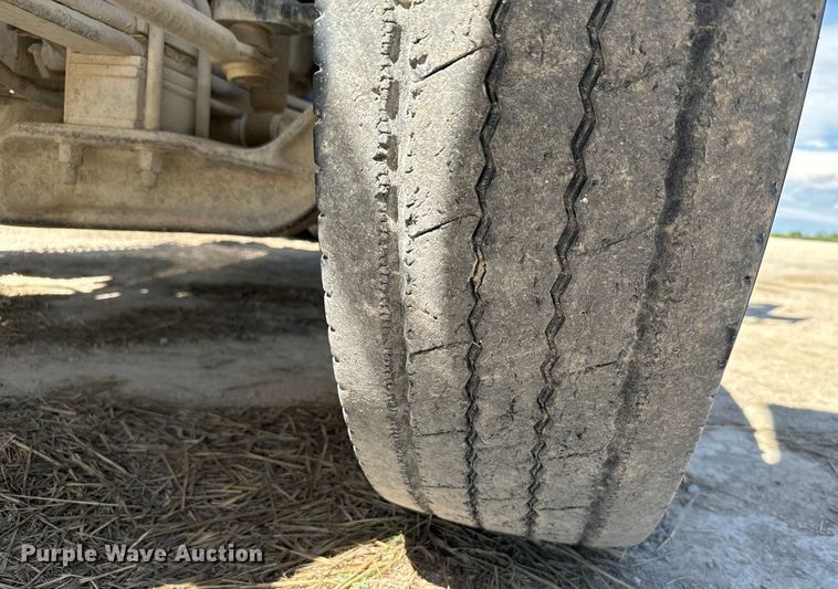 image for item DV2760 2004 Kenworth T800 semi truck