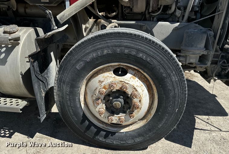 image for item DV2760 2004 Kenworth T800 semi truck