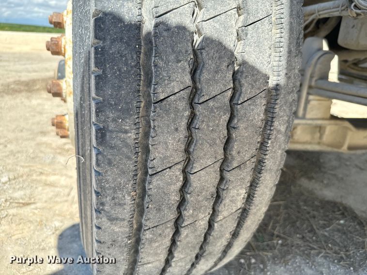 image for item DV2760 2004 Kenworth T800 semi truck