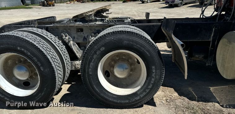 image for item DV2760 2004 Kenworth T800 semi truck