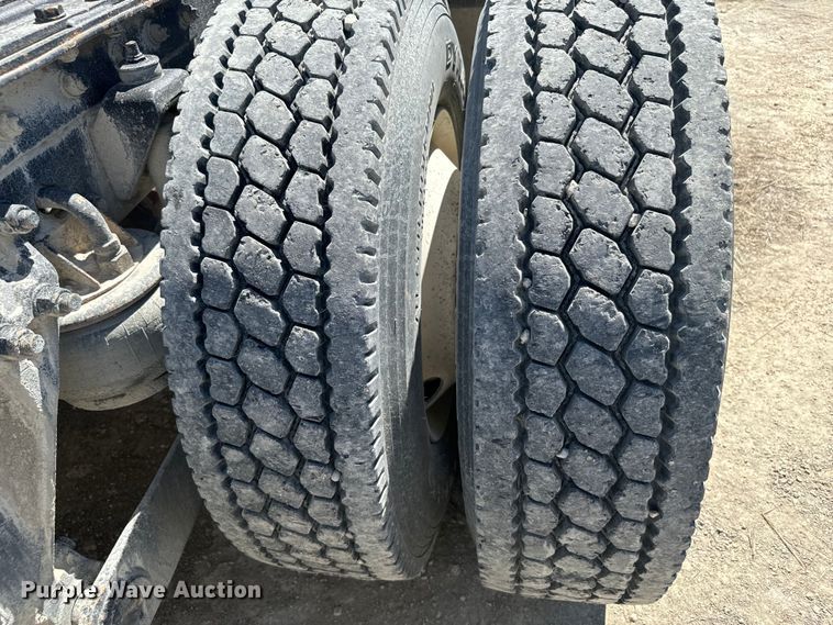 image for item DV2760 2004 Kenworth T800 semi truck