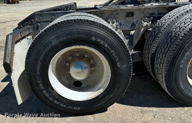 image for item DV2760 2004 Kenworth T800 semi truck