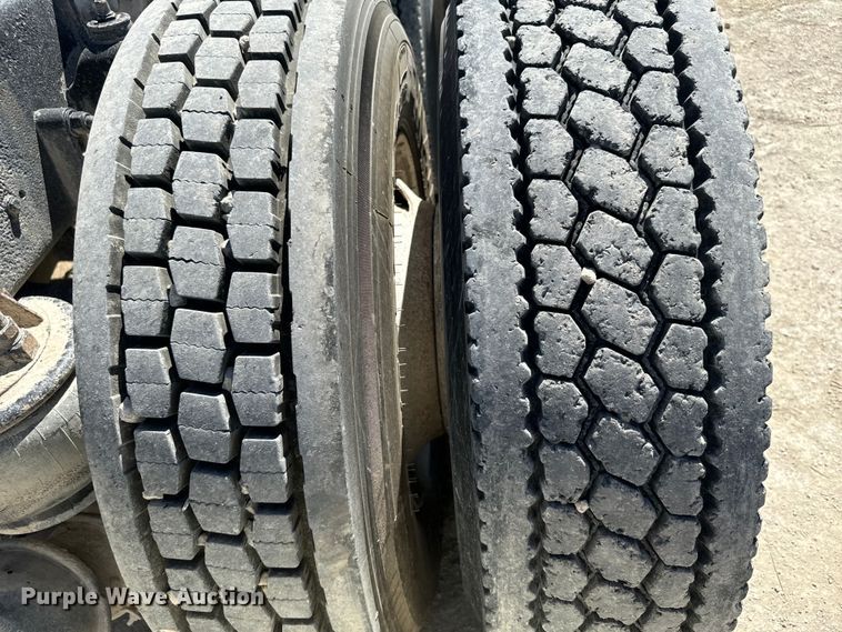 image for item DV2760 2004 Kenworth T800 semi truck