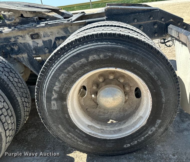 image for item DV2760 2004 Kenworth T800 semi truck