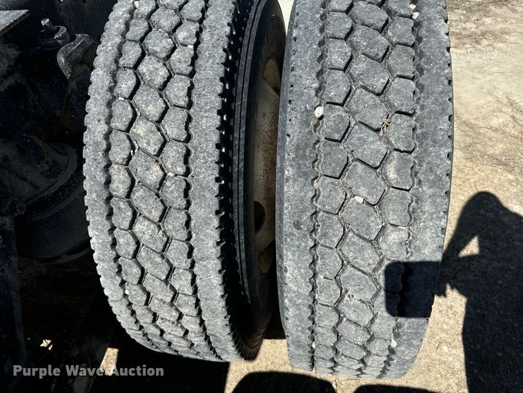 image for item DV2760 2004 Kenworth T800 semi truck