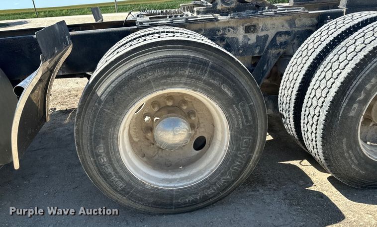 image for item DV2760 2004 Kenworth T800 semi truck