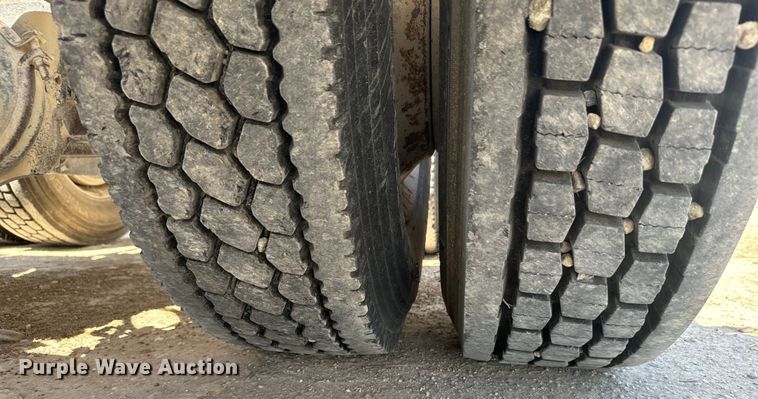 image for item DV2760 2004 Kenworth T800 semi truck