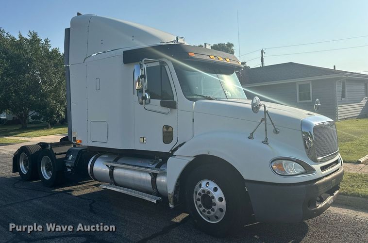 image for item DV2768 2003 Freightliner  Columbia  semi truck