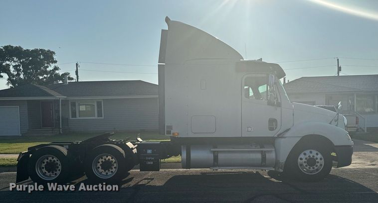 image for item DV2768 2003 Freightliner  Columbia  semi truck