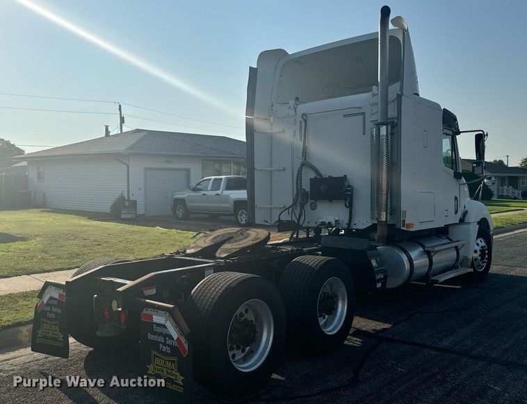 image for item DV2768 2003 Freightliner  Columbia  semi truck