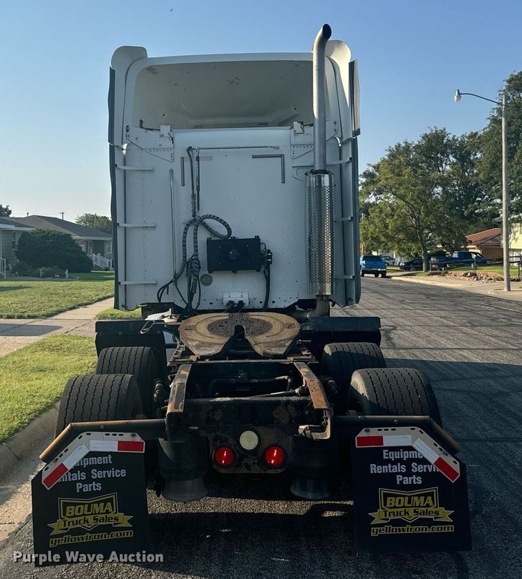 image for item DV2768 2003 Freightliner  Columbia  semi truck