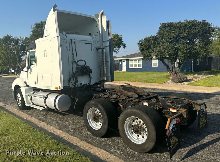 image for item DV2768 2003 Freightliner  Columbia  semi truck