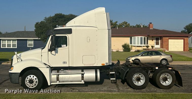 image for item DV2768 2003 Freightliner  Columbia  semi truck