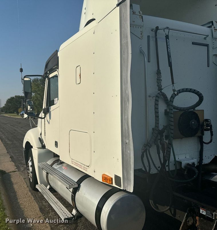 image for item DV2768 2003 Freightliner  Columbia  semi truck