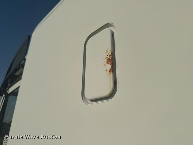 image for item DV2768 2003 Freightliner  Columbia  semi truck