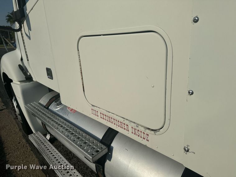 image for item DV2768 2003 Freightliner  Columbia  semi truck