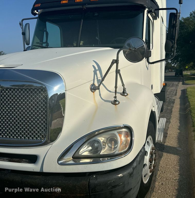 image for item DV2768 2003 Freightliner  Columbia  semi truck