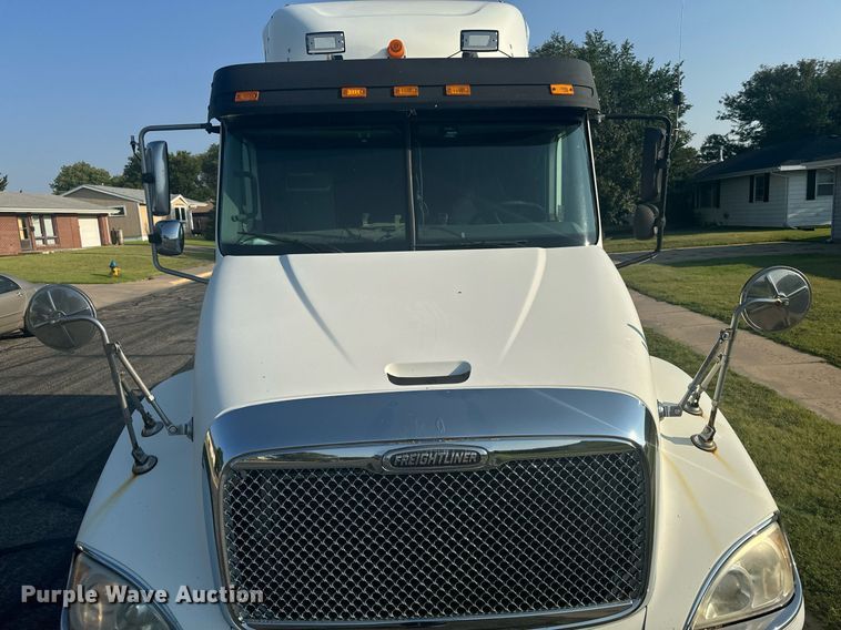 image for item DV2768 2003 Freightliner  Columbia  semi truck
