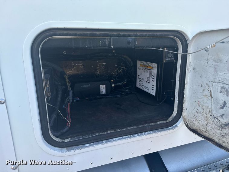 image for item DV2768 2003 Freightliner  Columbia  semi truck