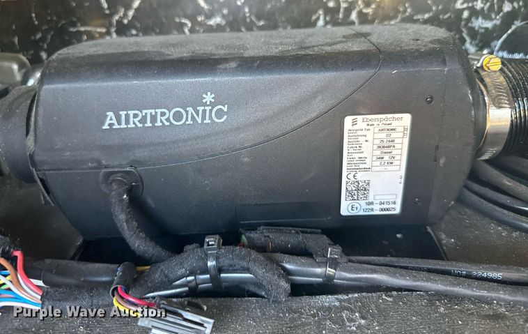 image for item DV2768 2003 Freightliner  Columbia  semi truck