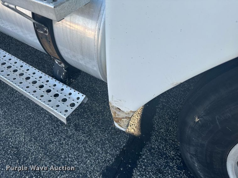 image for item DV2768 2003 Freightliner  Columbia  semi truck