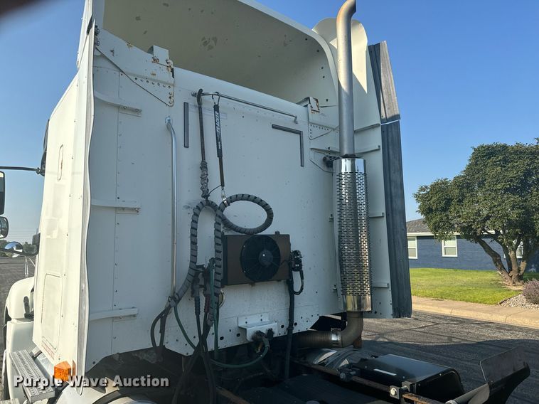 image for item DV2768 2003 Freightliner  Columbia  semi truck