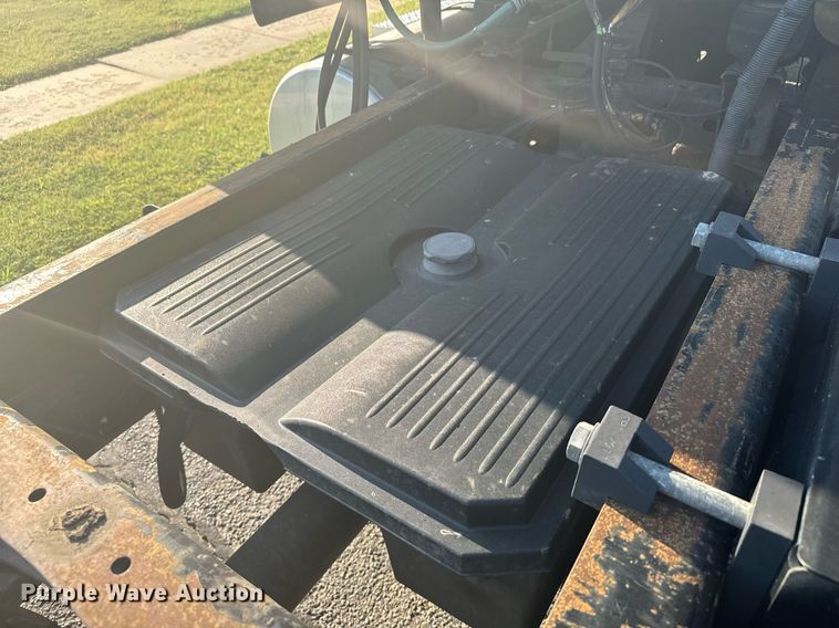 image for item DV2768 2003 Freightliner  Columbia  semi truck