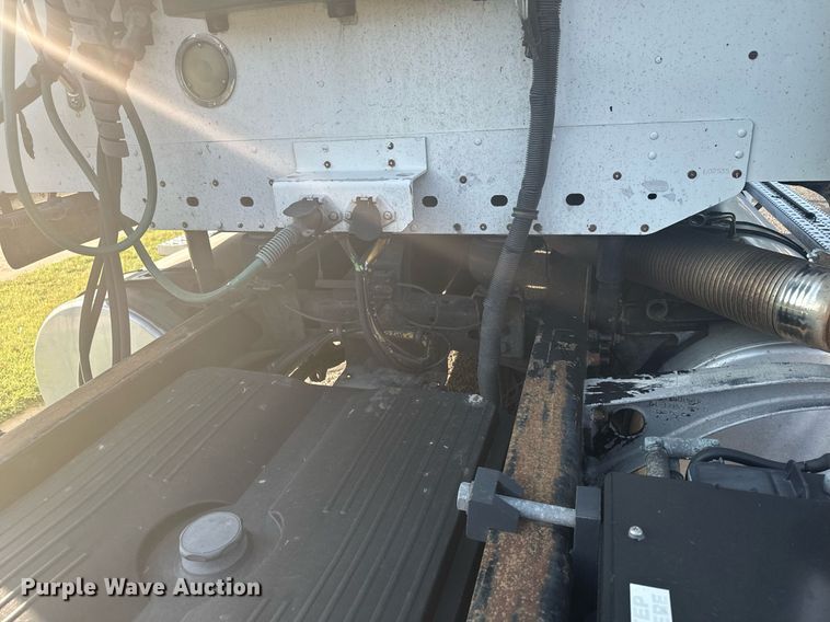 image for item DV2768 2003 Freightliner  Columbia  semi truck