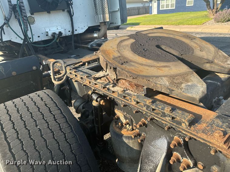 image for item DV2768 2003 Freightliner  Columbia  semi truck