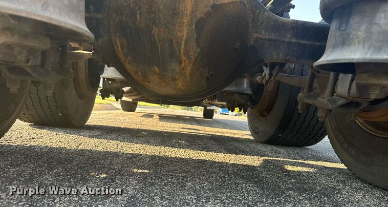 image for item DV2768 2003 Freightliner  Columbia  semi truck