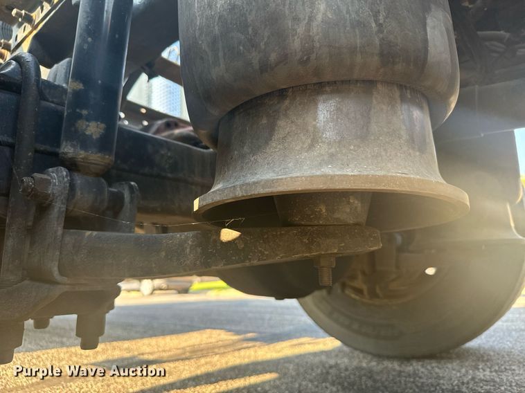 image for item DV2768 2003 Freightliner  Columbia  semi truck