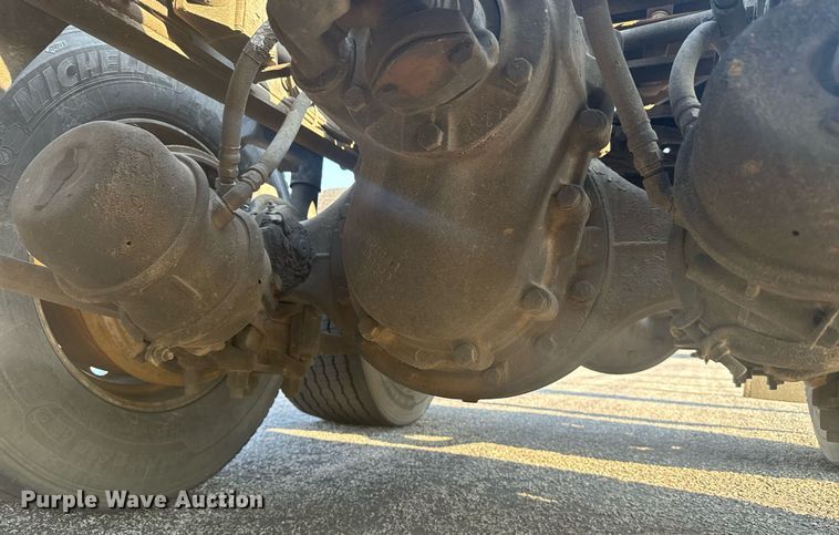 image for item DV2768 2003 Freightliner  Columbia  semi truck