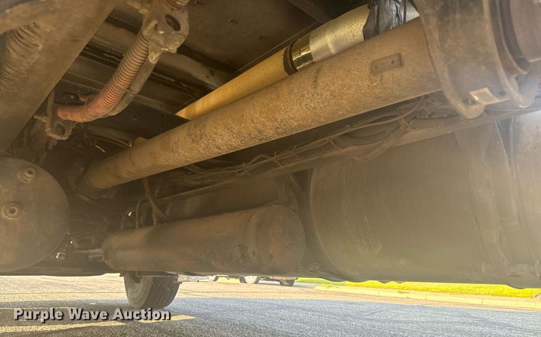 image for item DV2768 2003 Freightliner  Columbia  semi truck