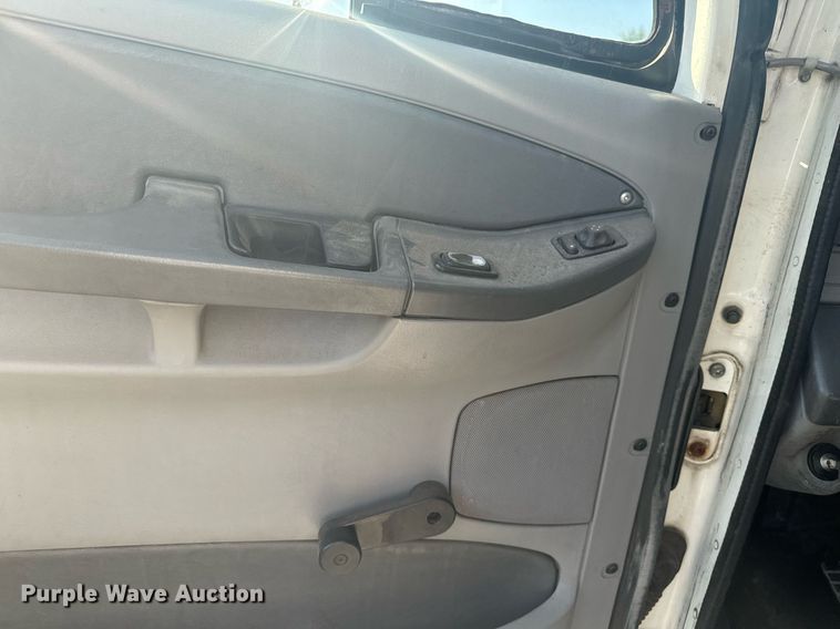 image for item DV2768 2003 Freightliner  Columbia  semi truck