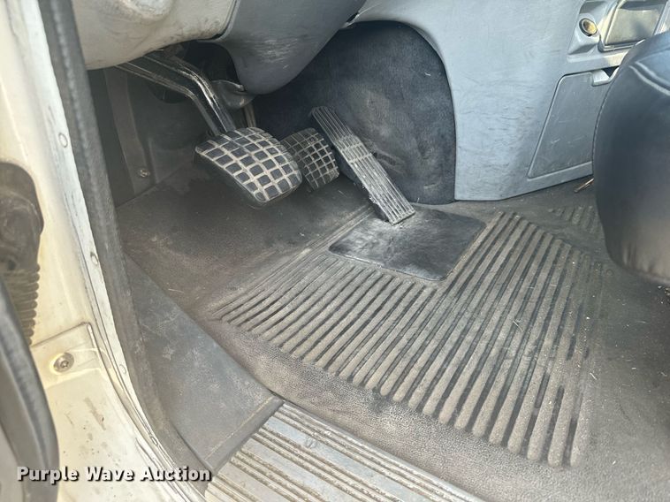 image for item DV2768 2003 Freightliner  Columbia  semi truck