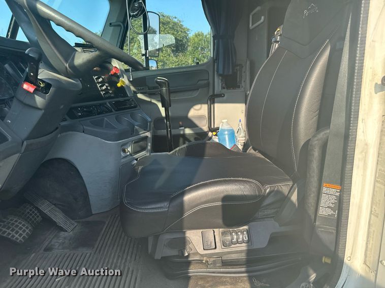 image for item DV2768 2003 Freightliner  Columbia  semi truck